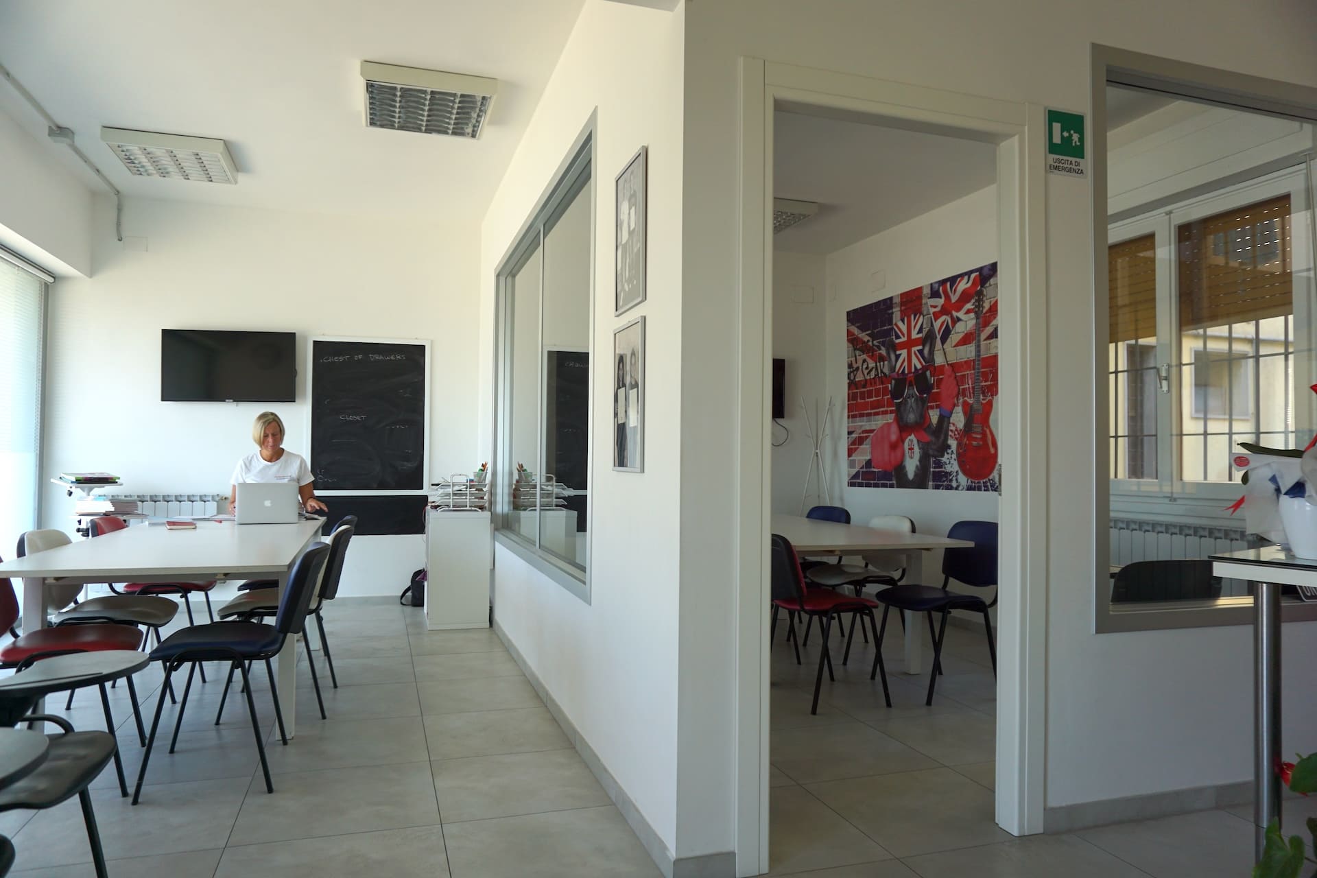 Aule con vetri trasparenti nella Scuola di Inglese a Campi Bisenzio